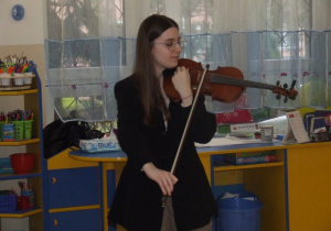 Studentka gra na skrzypcach.