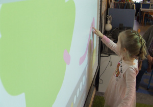Dziewczynka tworzy obrazek w programie.