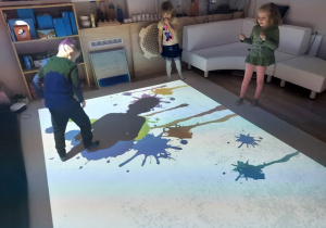 Dzieci tworza obraz z plam.