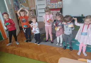 Dzieci wystukują na bębenku podany rytm