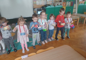 Dzieci tworzą akompaniament rytmiczny do piosenki "Gama C- dur"