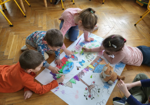 Dzieci rysują do opowiadania.