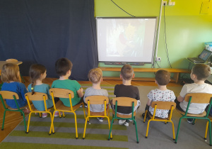Dzieci oglądają bajkę.