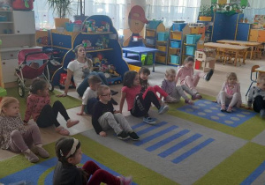 Dzieci wystukują rytm stopami do piosenki "Wiosenna burza".