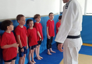 Trener wydaje instrukcje dzieciom.