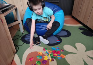 Chłopiec gra w grę "Babeczki".