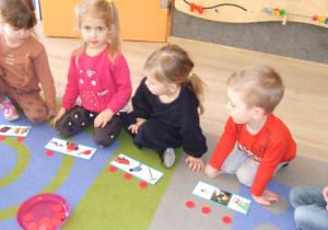 Dzieci zaznaczają na planszach usłyszane dźwięki.