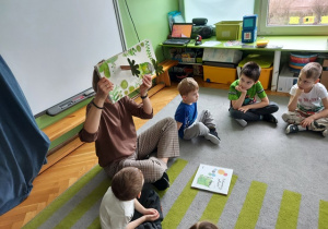 Nauczyciel czyta bajkę Kolorowy potwór