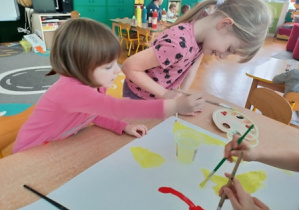 Dzieci malują farbami ufoludka