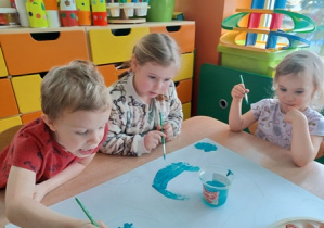 Dzieci malują farbami ufoludka