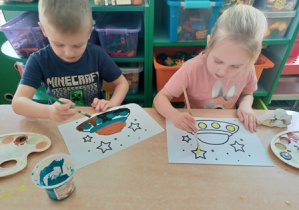 Dzieci malują farbami statek kosmitów