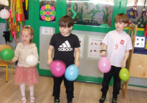 Dzieci graja na dźwiękowych balonach.