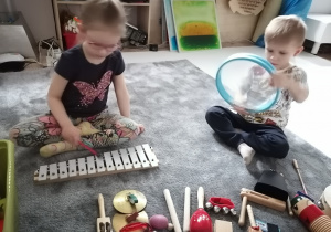 Dzieci grają na instrumentach perkusyjnych