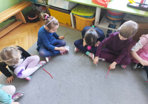 Dzieci ćwiczą z piórkami.