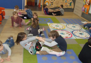 Dzieci wykonują ćwiczenie w parach.