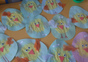 Kurczaki wielkanocne wykonane przez dzieci.