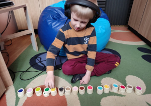 Chłopiec rozwiązuje zagadki sensoryczne.