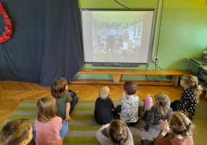 Dzieci oglądają bajkę.