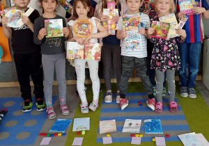 Dzieci prezentują swoje książeczki.