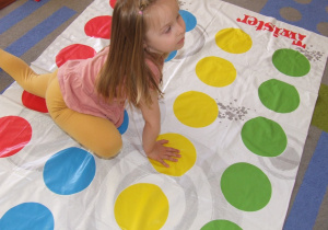 Dziewczynka gra w Twister