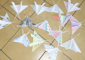 Wystawa prac wykonanych przez dzieci - papierowe motyle.
