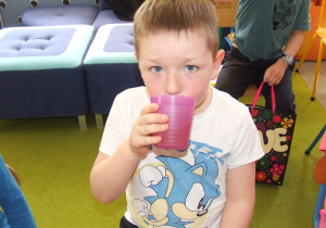 Chłopiec pije lemoniadę z miodu.