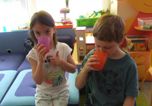 Dzieci piją lemoniadę.