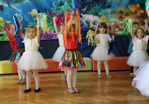 Dziewczynki tańczą z szarfami.