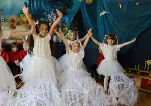 Dziewczynki wykonują taniec meduz.