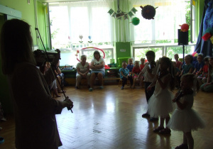 Dzieci z grupy drugiej grają na skrzypcach.