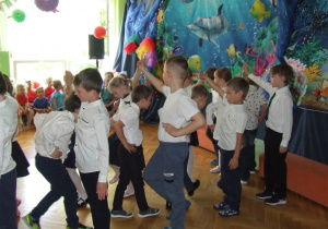 Dzieci odchodzące do szkoły tańczą poloneza.