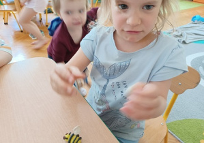Dzieci lepią pszczołę z plasteliny