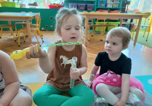 Dzieci dmuchają bańki mydlane