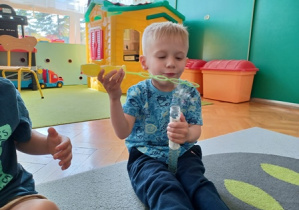 Dzieci dmuchają bańki mydlane
