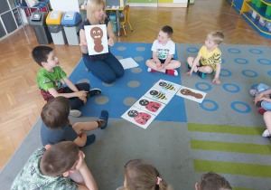 Dzieci wykonują ćwiczenia buzi i języka.