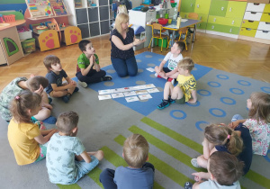 Dzieci wykonują ćwiczenia buzi i języka.