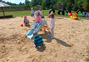 Dzieci bawią w piasku.