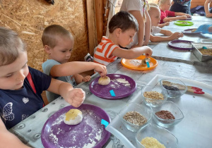 Dzieci wykonują chlebki.