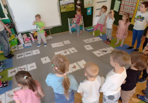 Dzieci pokazują ilustracje.