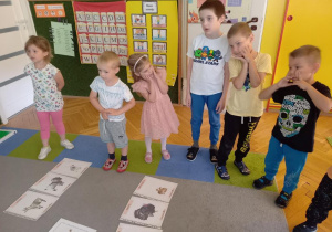 Dzieci pokazują ilustracje.