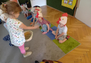 Dzieci bawią się w zwierzęta wiejskie.
