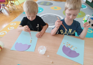 Dzieci przyklejają parzydełka meduzy
