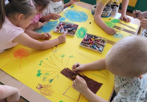 Dzieci malują obraz