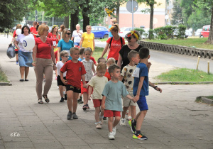 Dzieci idą do parku.