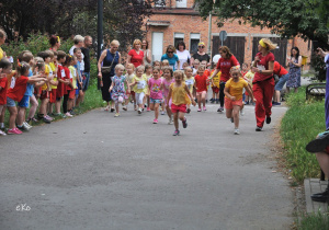 Najmłodsze dziewczynki biegną.