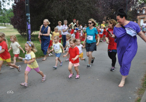 Najmłodsze dziewczynki biegną.