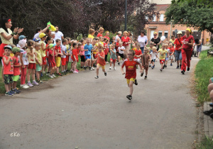 Najmłodsi chłopcy podczas biegu.