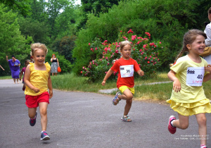Dziewczynki biegną w wyścigu.