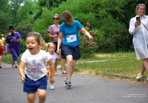 Dziewczynki biegną w wyścigu.