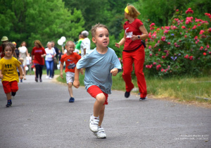 Chłopiec biegnie w wyścigu.